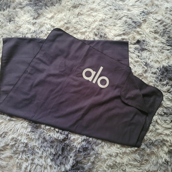 Alo Grounded No-Slip Towel black - Picture 2 of 3